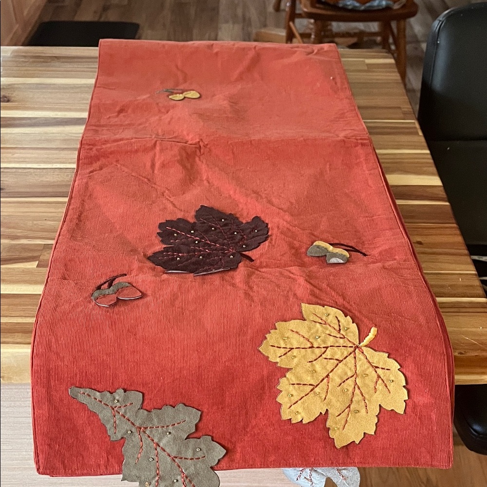 Elegant Autumn Leaf Table Runner - Red and Gold